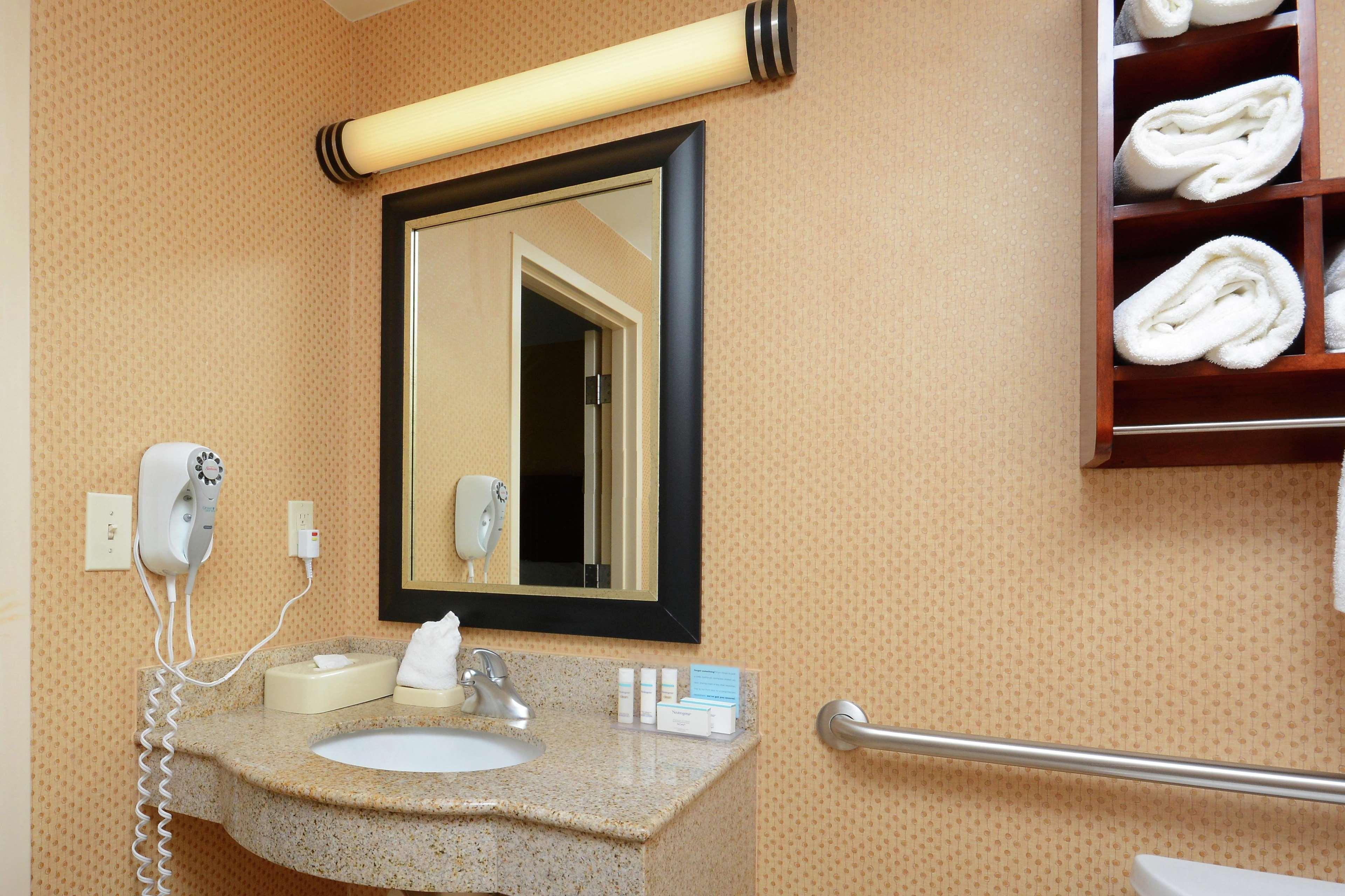 Hampton Inn & Suites Хънтърсвил Екстериор снимка